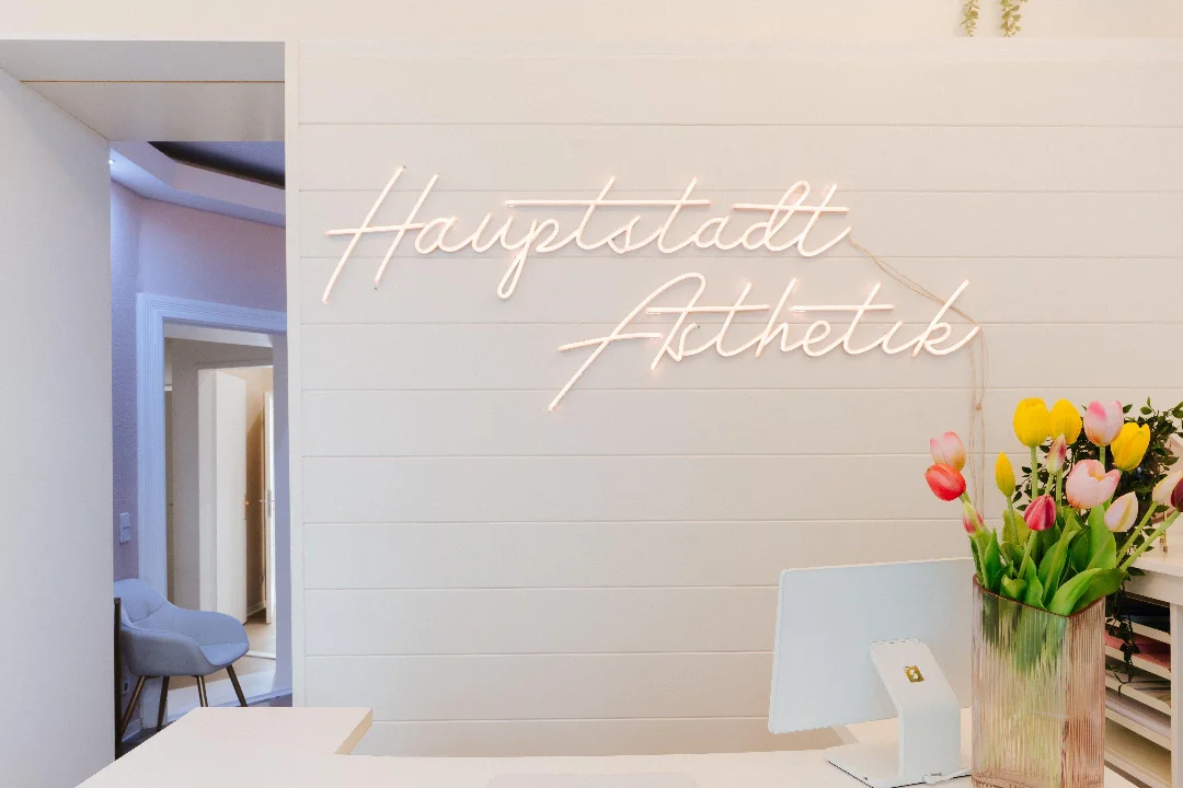 Empfang von Hauptstadt Ästhetik mit beleuchtetem Neon-Schriftzug und frischen Tulpen